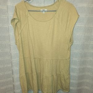 Cute yellow top!